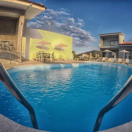 Aparthotel Theros &